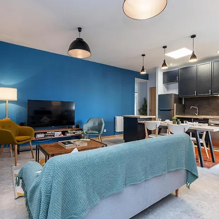 Large 3 Bdr Center Apartment *