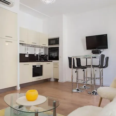 #28 1 Bdr Flat Ac Balcony Hper 10mins To & Old Town 公寓 *