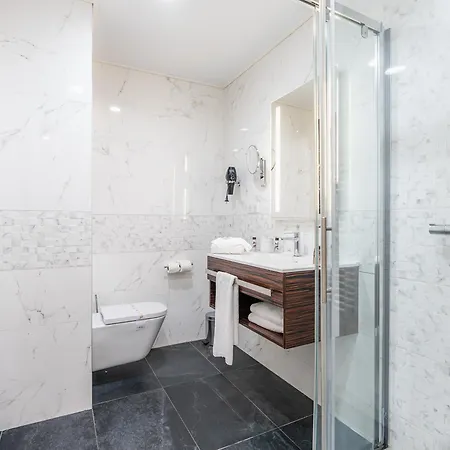 Victoria Hotel 4*