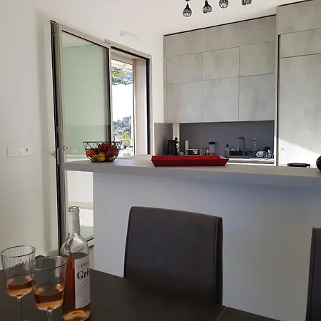 Laconsolate Apartment
