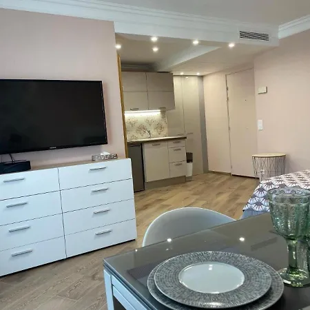 Super Avec Piscine A 60 M De La Apartament *