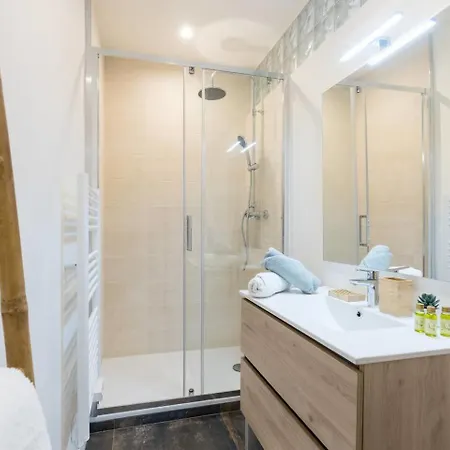 5 Min Walk To Sea & Tram Apartman *
