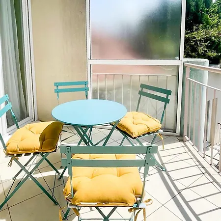 Risso - Charming One Bedroom With A Balcony Apartamento