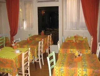 Carlyna Hotel 2*