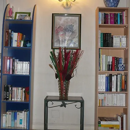 Carlyna Hotel 2*