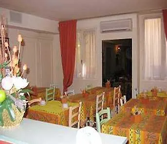 Carlyna Hotel 2*