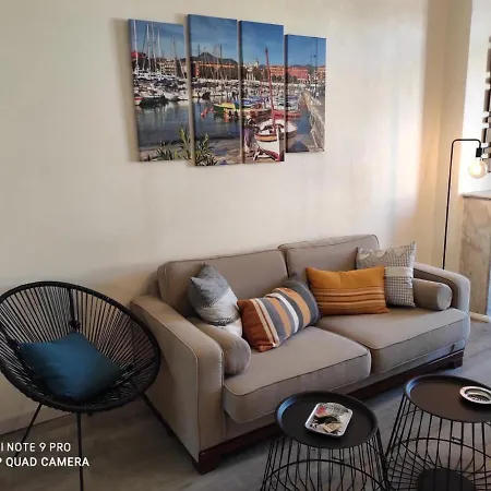 Pretty And Quiet Floor 2 Bedroom Flat In The Port Area Of Апартаменты *