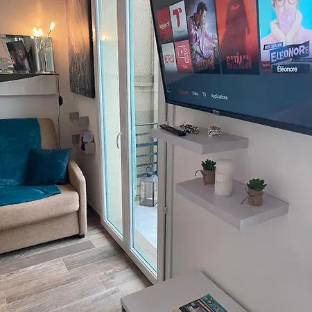City-center 80m To The Sea / 아파트 니스