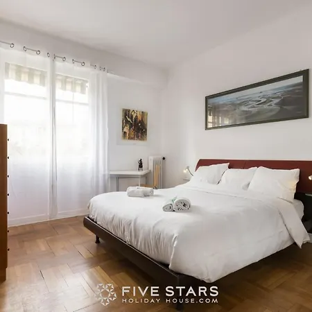 Flora Five Stars House Apartamento