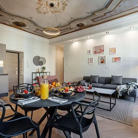 Philibert - Traditional Apart With Historical Fresco
