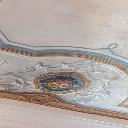 Philibert - Traditional Apart With Historical Fresco *