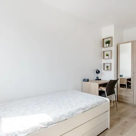 Private In Renovated - Tram 1 Min Walk Homestay