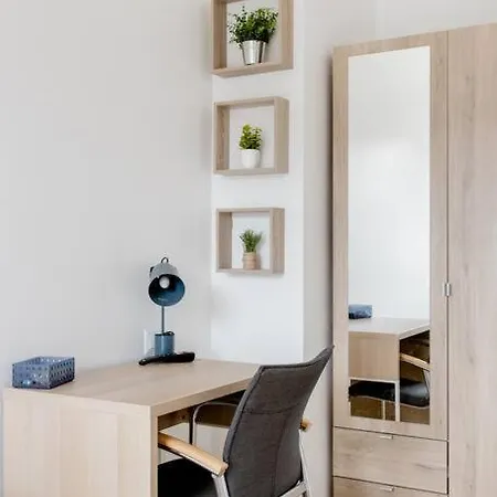 Homestay Private In Renovated - Tram 1 Min Walk Nice