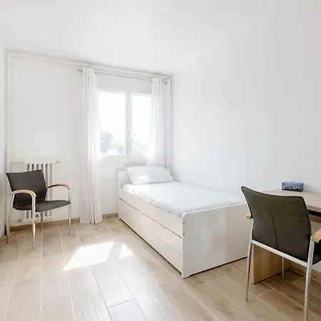 Private In Renovated - Tram 1 Min Walk Habitación en casa particular