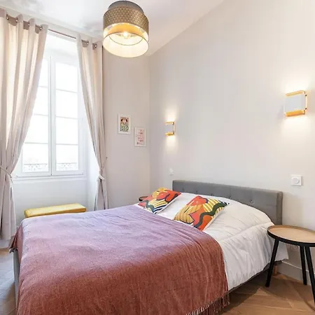 Philibert - Traditional Apart With Historical Fresco