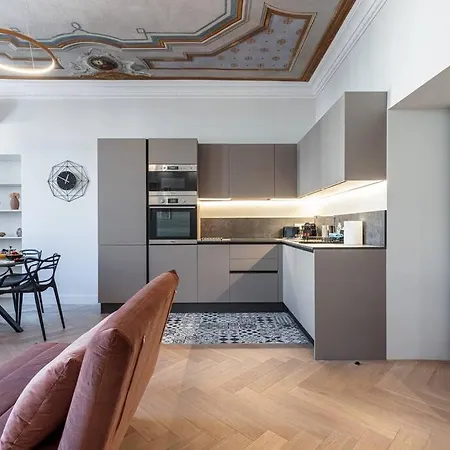 Philibert - Traditional Apart With Historical Fresco *