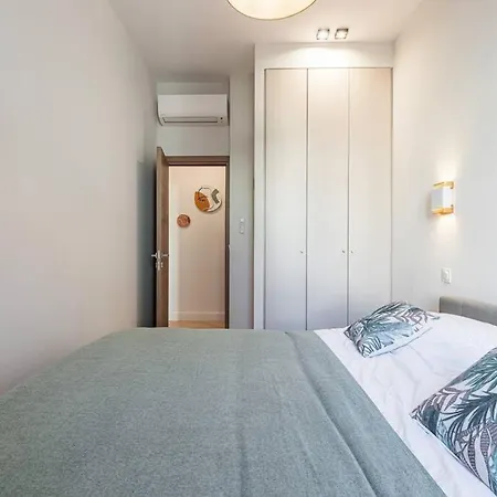Philibert - Traditional Apart With Historical Fresco Apartment