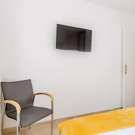 Habitación en casa particular Private In Renovated - Tram 1 Min Walk *