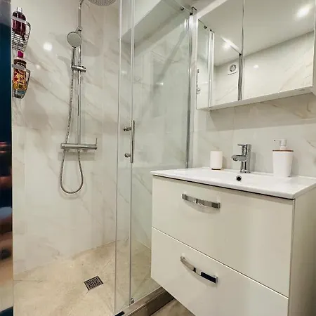 The - 3 Rooms, 3air Cond, 3tv, 3fans, 2 Wc, Wifi Everywhere 5min Aeroport, Train, Beach, 1min Tram, 15 Min Centre, Port, Parking Possible Apartment *