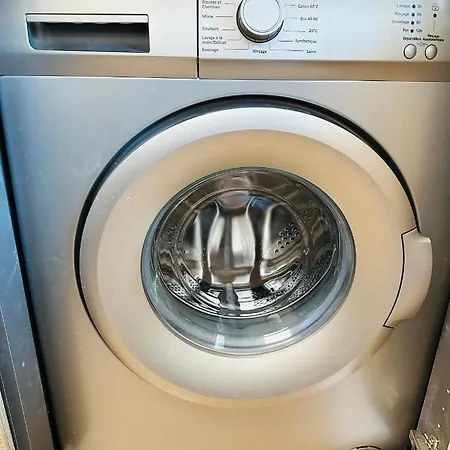 The - 3 Rooms, 3air Cond, 3tv, 3fans, 2 Wc, Wifi Everywhere 5min Aeroport, Train, Beach, 1min Tram, 15 Min Centre, Port, Parking Possible Apartment *