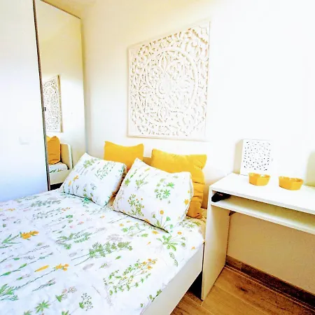 Private In Renovated - Tram 1 Min Walk Habitación en casa particular
