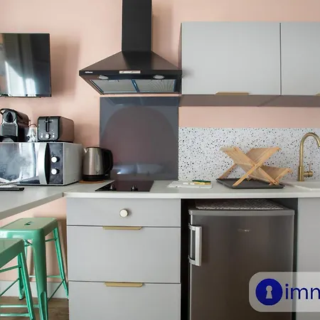Charming Air-conditioned With Balcony Apartment *