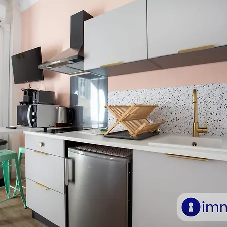 Apartment Charming Air-conditioned With Balcony