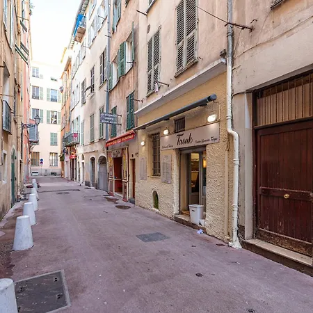 Large 100m From The Apartment