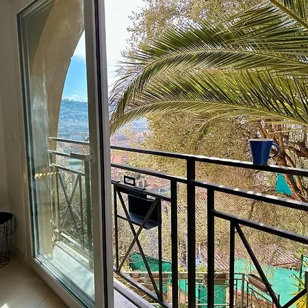 Au Calme/patio Apartment
