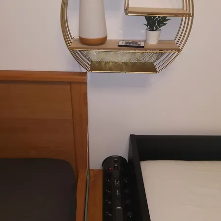 The - 3 Rooms, 3air Cond, 3tv, 3fans, 2 Wc, Wifi Everywhere 5min Aeroport, Train, Beach, 1min Tram, 15 Min Centre, Port, Parking Possible *