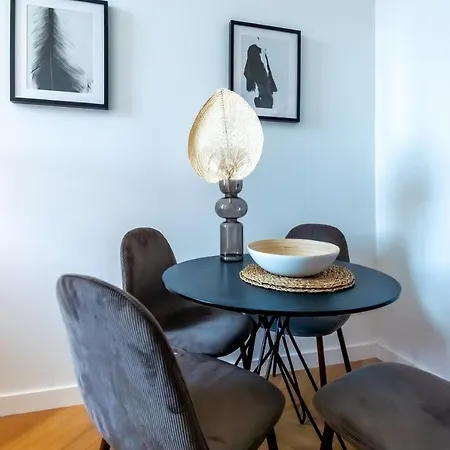 301a Charming 2 Refurbished Super Center Apartment Nice