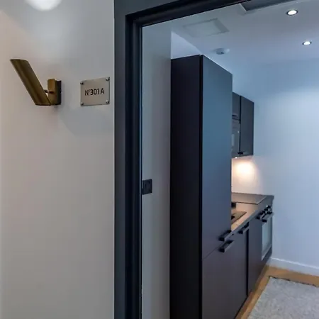 301a Charming 2 Refurbished Super Center Apartment