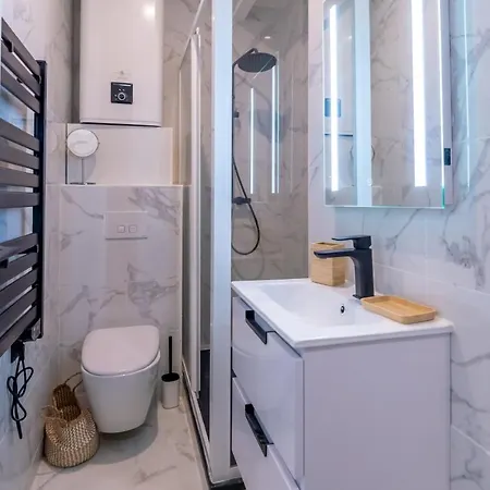 Apartment 301a Charming 2 Refurbished Super Center