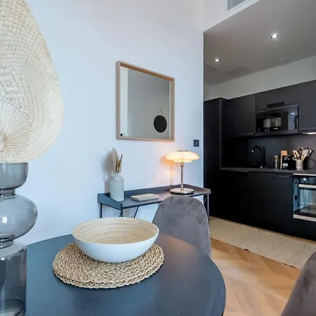 Apartment 301a Charming 2 Refurbished Super Center *