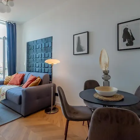 301a Charming 2 Refurbished Super Center Apartment