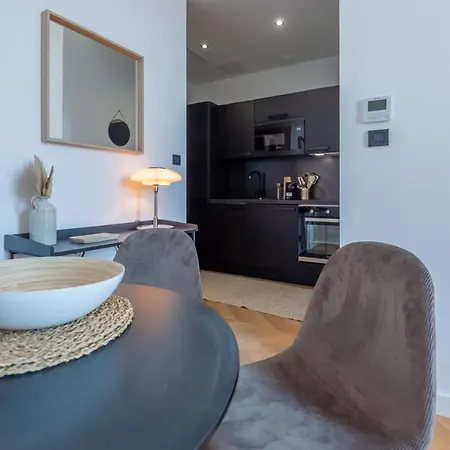 301a Charming 2 Refurbished Super Center Apartment *