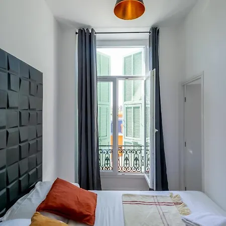 301a Charming 2 Refurbished Super Center Apartment *