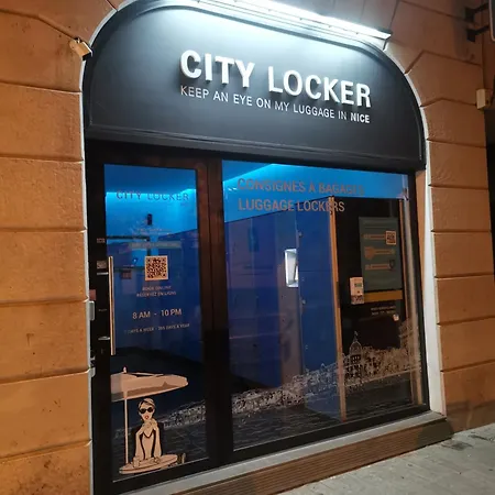The - 3 Rooms, 3air Cond, 3tv, 3fans, 2 Wc, Wifi Everywhere 5min Aeroport, Train, Beach, 1min Tram, 15 Min Centre, Port, Parking Possible Apartment Nizza