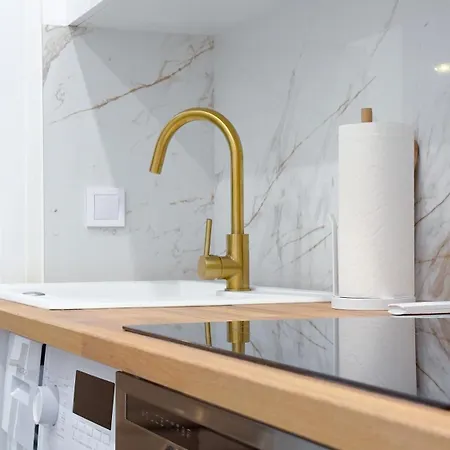 - Bright & Modern - Private Terrace - Aircon - Near Train & 아파트