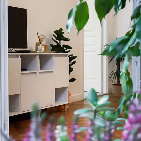 아파트 - Bright & Modern - Private Terrace - Aircon - Near Train &