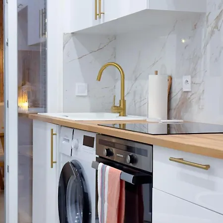 - Bright & Modern - Private Terrace - Aircon - Near Train & 아파트