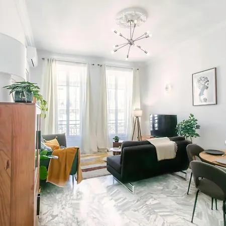 #57 Notre Dame Balcony & Ac Apartment