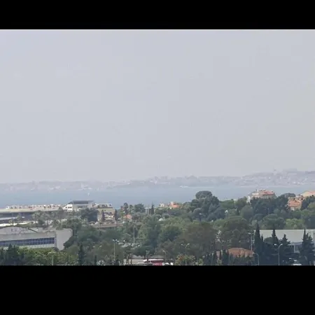 Grand 5 Chambres, 5 Television , 95 M2, Vue Mer, Tramway Sur Place, Gare Train 2 Min, Aeroport 5 Min , Large 5 Bedrooms, 5 Televisions, 95 M2, Sea View, Tram On Site, Train Station 2 Mins, Airport 5 Mins Appartamento