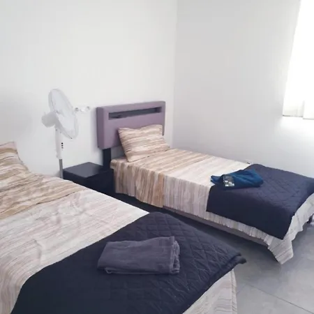 Grand 5 Chambres, 5 Television , 95 M2, Vue Mer, Tramway Sur Place, Gare Train 2 Min, Aeroport 5 Min , Large 5 Bedrooms, 5 Televisions, 95 M2, Sea View, Tram On Site, Train Station 2 Mins, Airport 5 Mins * Nizza