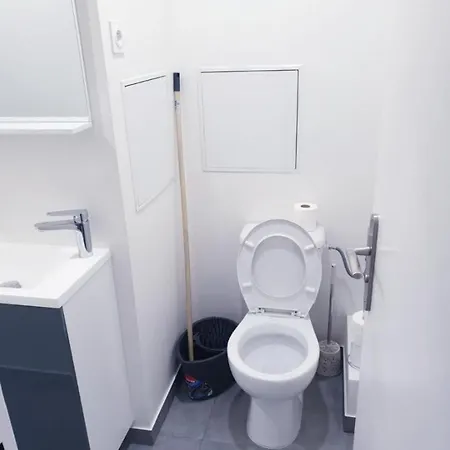 Grand 5 Chambres, 5 Television , 95 M2, Vue Mer, Tramway Sur Place, Gare Train 2 Min, Aeroport 5 Min , Large 5 Bedrooms, 5 Televisions, 95 M2, Sea View, Tram On Site, Train Station 2 Mins, Airport 5 Mins *