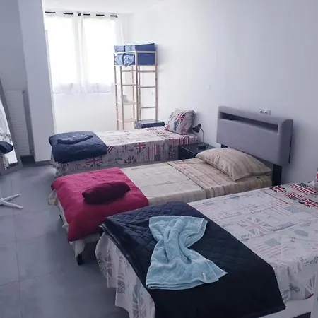 Grand 5 Chambres, 5 Television , 95 M2, Vue Mer, Tramway Sur Place, Gare Train 2 Min, Aeroport 5 Min , Large 5 Bedrooms, 5 Televisions, 95 M2, Sea View, Tram On Site, Train Station 2 Mins, Airport 5 Mins Appartamento