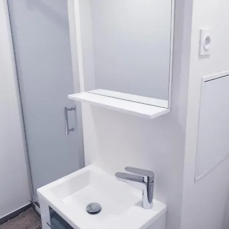 Grand 5 Chambres, 5 Television , 95 M2, Vue Mer, Tramway Sur Place, Gare Train 2 Min, Aeroport 5 Min , Large 5 Bedrooms, 5 Televisions, 95 M2, Sea View, Tram On Site, Train Station 2 Mins, Airport 5 Mins Appartamento
