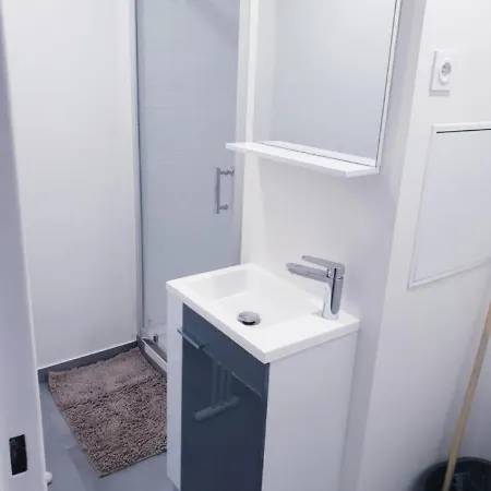 Grand 5 Chambres, 5 Television , 95 M2, Vue Mer, Tramway Sur Place, Gare Train 2 Min, Aeroport 5 Min , Large 5 Bedrooms, 5 Televisions, 95 M2, Sea View, Tram On Site, Train Station 2 Mins, Airport 5 Mins *