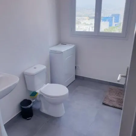 Grand 5 Chambres, 5 Television , 95 M2, Vue Mer, Tramway Sur Place, Gare Train 2 Min, Aeroport 5 Min , Large 5 Bedrooms, 5 Televisions, 95 M2, Sea View, Tram On Site, Train Station 2 Mins, Airport 5 Mins Appartamento *