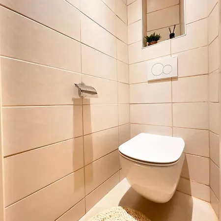 Liberation Center - Private Balcony - 24&7 Reception - Luggage Storage Hotel apartamentowy